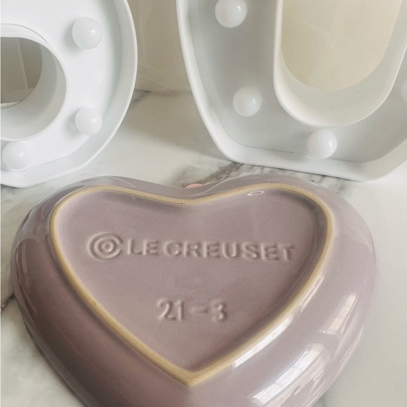 Le Creuset BE MINE Conversation Heart Plate Purple Valentine’s Day - Picture 2 of 4
